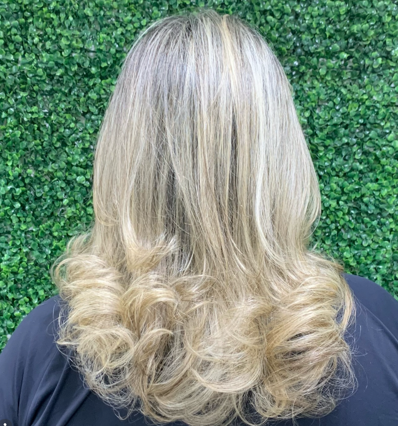 Coloração loira com cachos